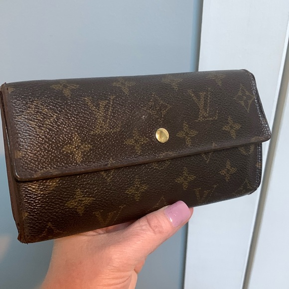 2001 authentic Louis Vuitton International Wallet - Picture 2 of 16